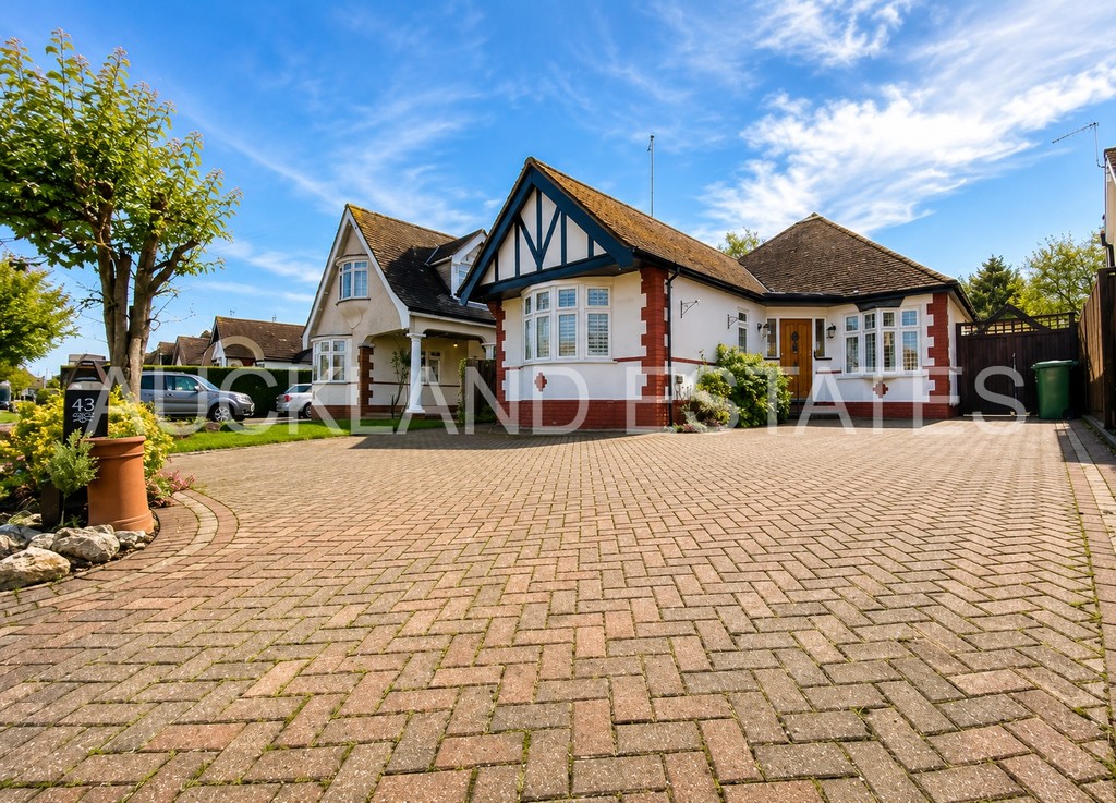 Elmroyd Avenue, Potters Bar, EN6 2EE