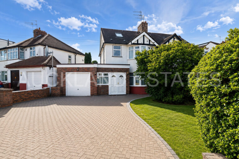 Auckland Road, Potters Bar, EN6 3HS