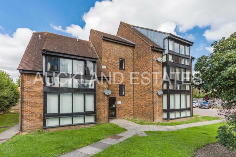 Wyllyotts Close, Potters Bar, EN6 2HN