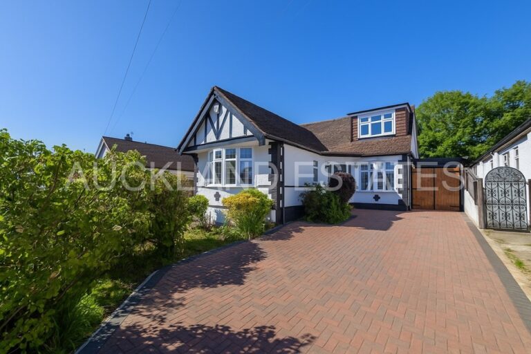 Elmroyd Avenue, Potters Bar, EN6 2EE
