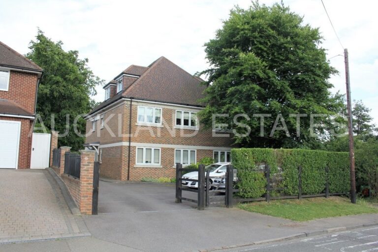 Bluebridge Road, Brookmans Park, AL9 7SA