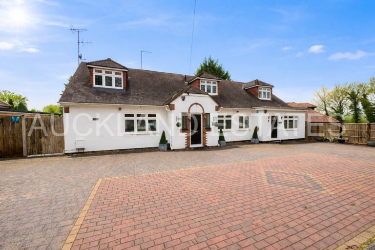 Swanland Road, Brookmans Park, AL9 7TG