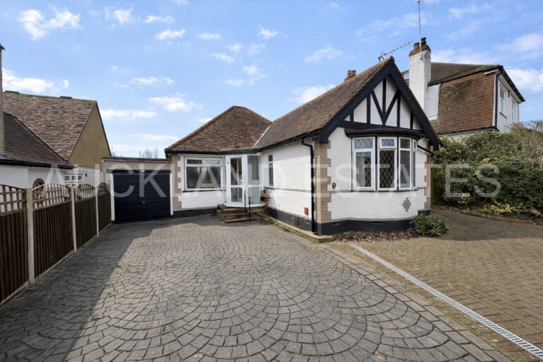 Ladbrooke Drive, Potters Bar, EN6 1QW