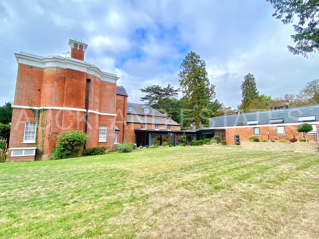 12, Blanche Lane, South Mimms, Potters Bar, EN6 3LD
