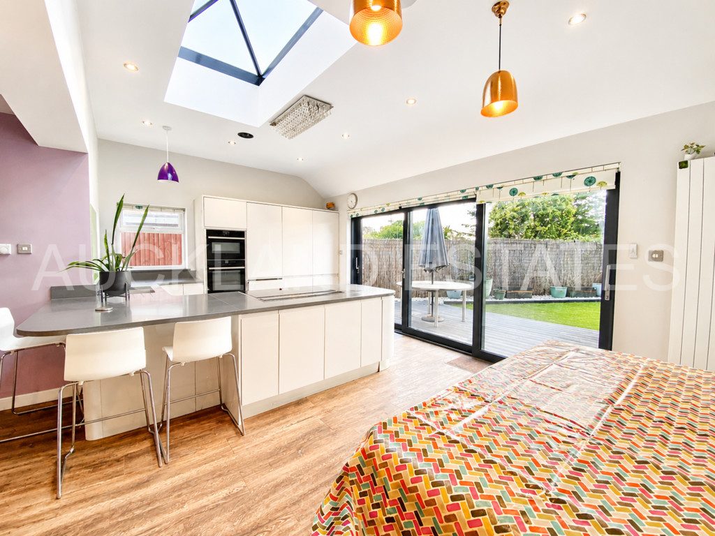 Dugdale Hill Lane, Potters Bar, EN6 2DD