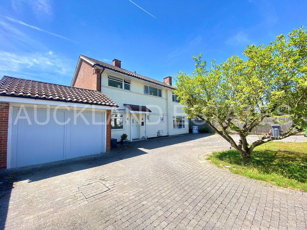 The Causeway, Potters Bar, EN6 5HN