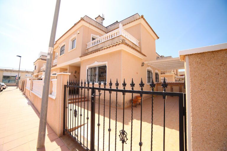 2 bed 2 bath key-ready Town House in Los Alcazares for sale