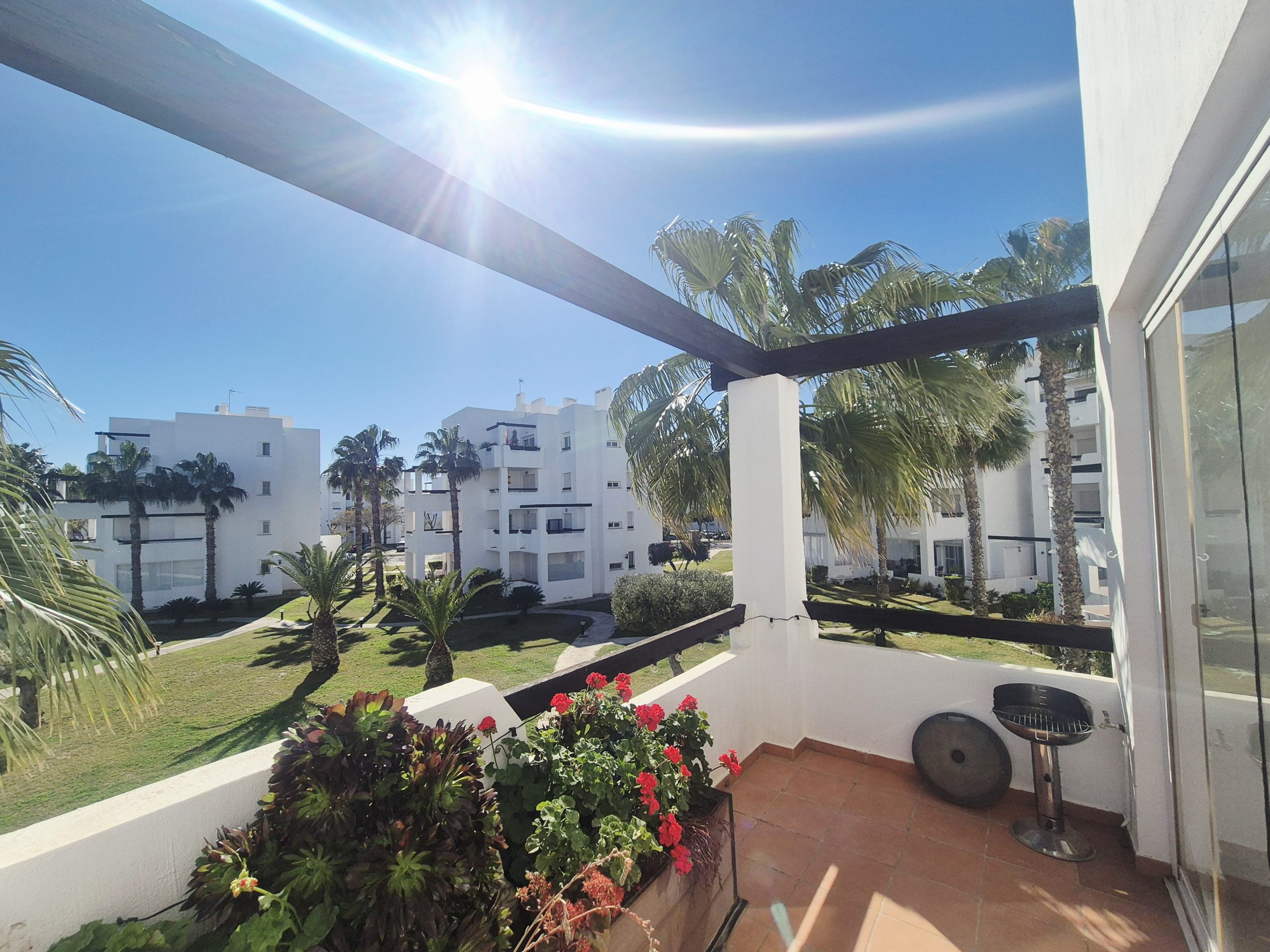 Stunning South-Facing 2-Bed Apartment with Sunroom & Golf Views