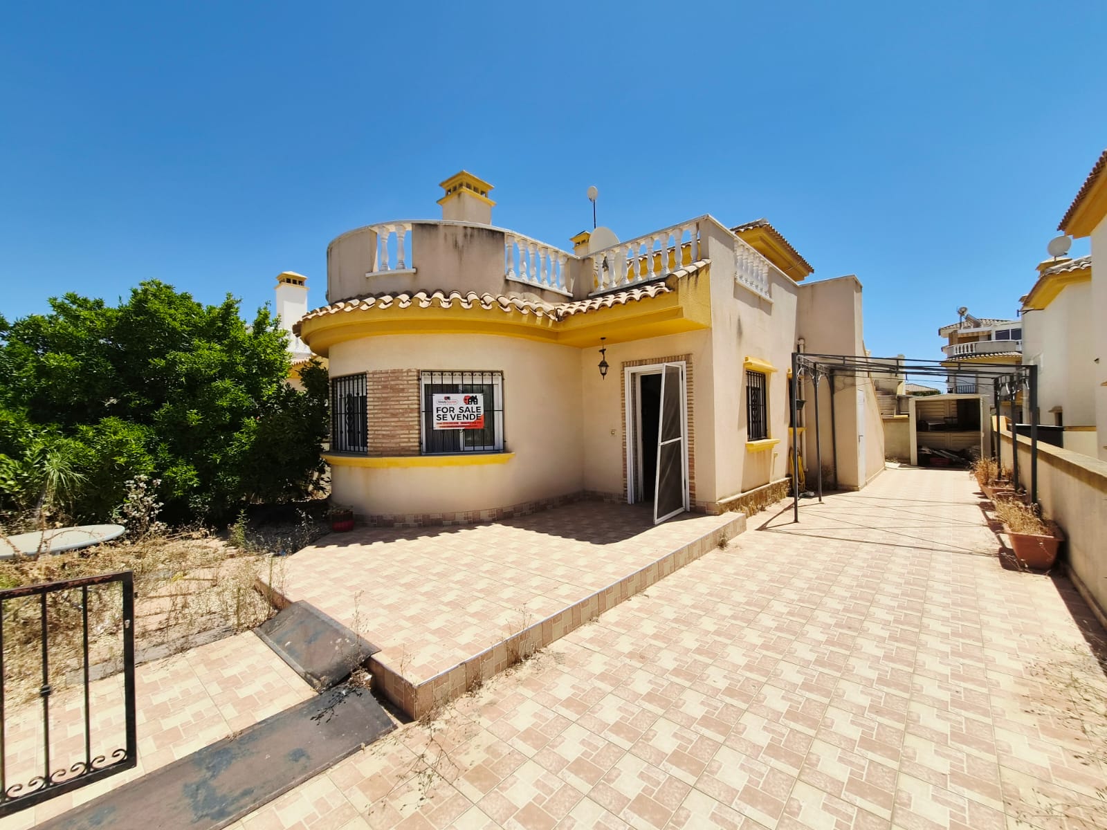 Detached Villa for Sale in Lomas de RoldÃ¡n â 3 Bedroom Property with Communal Pool